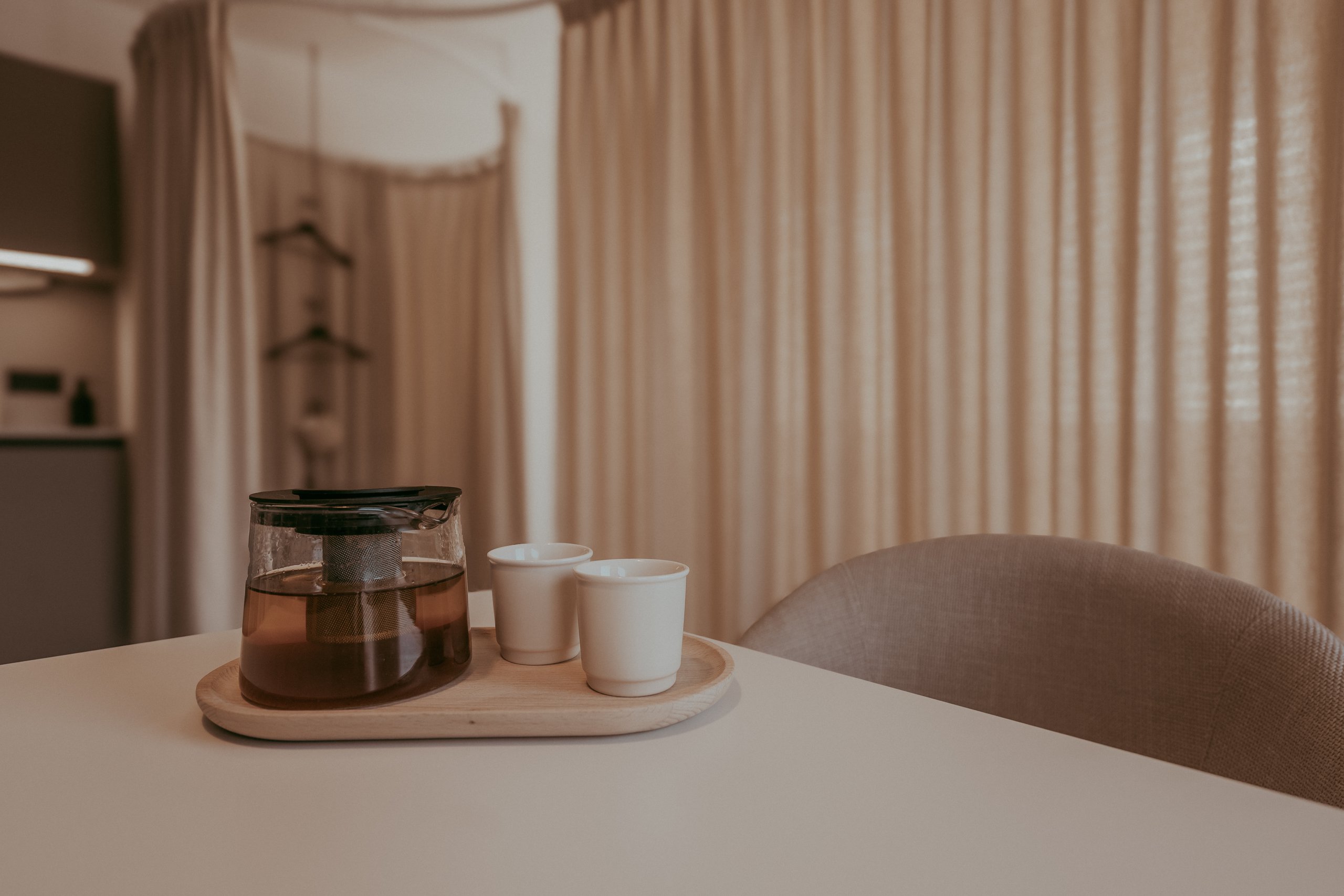 Détail d'accueil avec tasses au cabinet Gynéco & Co